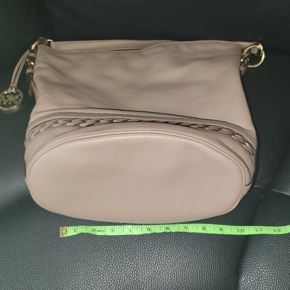 Michael Kors Gladstone Bucket Shoulder Bag TAUPE - Picture 7 of 10